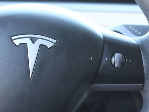 Used 2023 Tesla Model Y Long Range AWD/4WD image 18