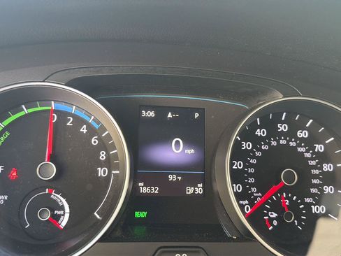 Used 2016 Volkswagen e-Golf SEL Premium w/ Driver Assistance Package FWD image 31