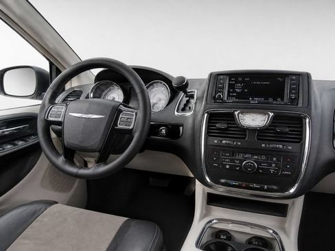 Used 2016 Chrysler Town & Country Limited FWD image 19
