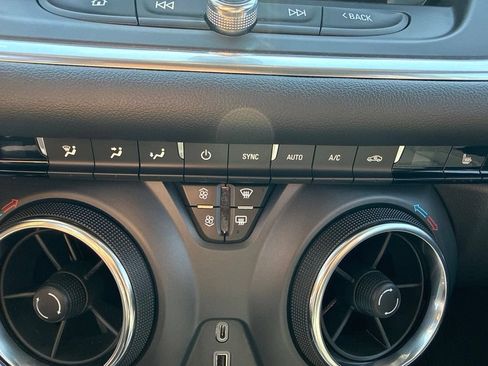 Used 2019 Chevrolet Blazer LT w/ Sound & Technology Package AWD/4WD image 31