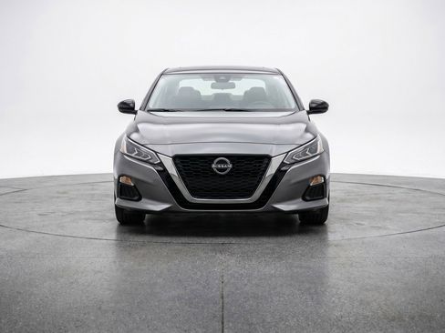 Used 2025 Nissan Altima 2.5 SV FWD image 2