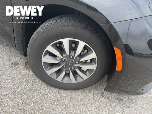 Used 2025 Chrysler Pacifica Select FWD image 40
