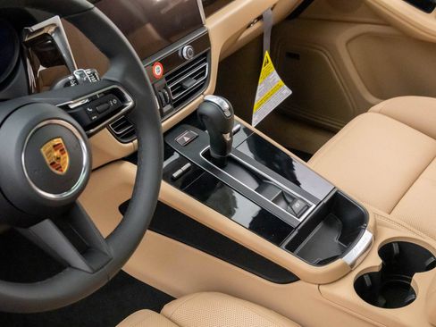 Certified 2026 Porsche Macan AWD/4WD image 13
