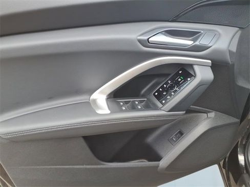 Used 2025 Audi Q5 Premium w/ Convenience Package image 17