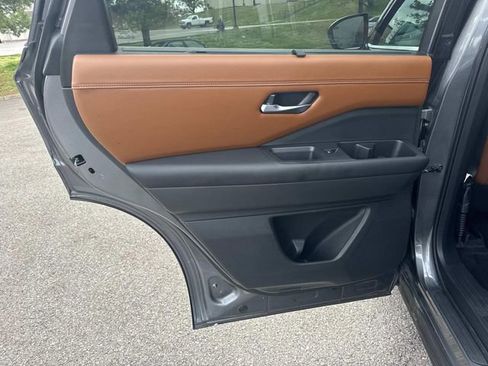 Certified 2023 Nissan Pathfinder Platinum w/ Black Appearance Package image 16