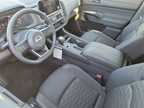 New 2025 Nissan Pathfinder S image 9