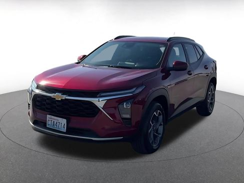 Used 2025 Chevrolet Trax LT w/ LT Convenience Package FWD image 7