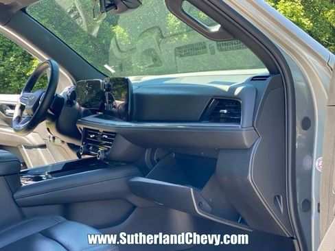 Used 2025 Chevrolet Suburban Z71 AWD/4WD image 18