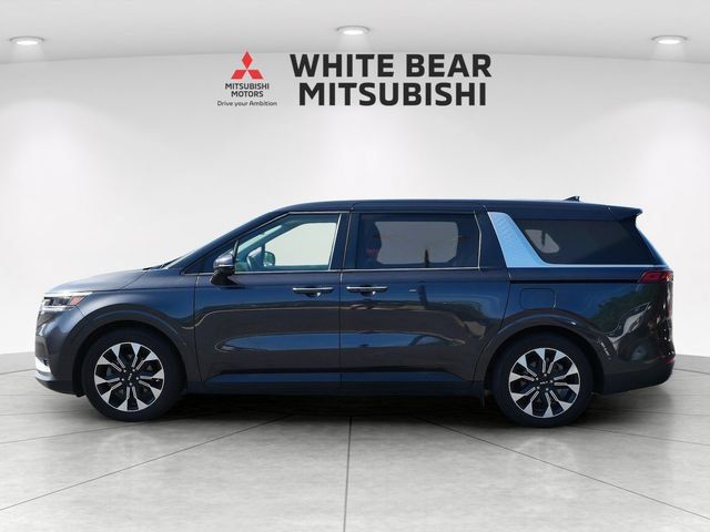 Used 2024 Kia Carnival EX FWD image 3