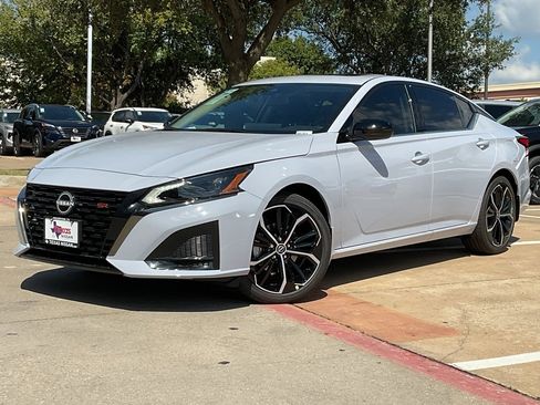 New 2025 Nissan Altima 2.5 SR image 2