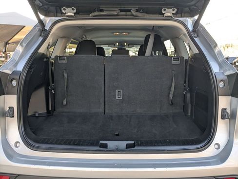 Used 2024 Toyota Highlander LE image 25