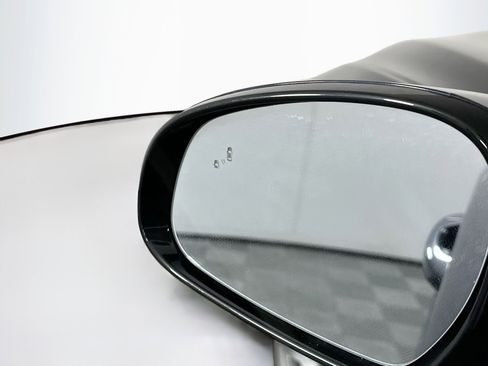 Used 2023 Genesis G70 2.0T image 16