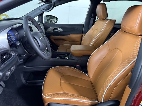 New 2026 Chrysler Pacifica Pinnacle AWD/4WD image 12