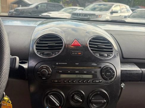 Used 2006 Volkswagen Beetle Coupe w/ Package 1 FWD image 21