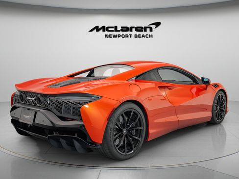 Used 2023 McLaren Artura RWD image 6