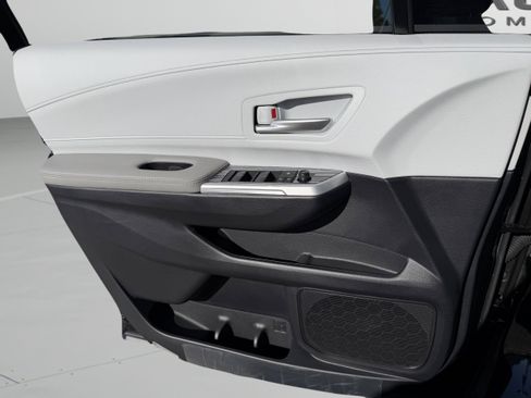 Used 2025 Toyota Sienna XLE FWD image 23