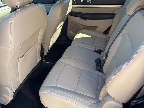 Used 2018 Ford Explorer XLT w/ Equipment Group 202A image 4
