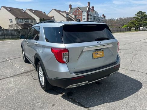 Used 2022 Ford Explorer XLT w/ Equipment Group 202A image 8