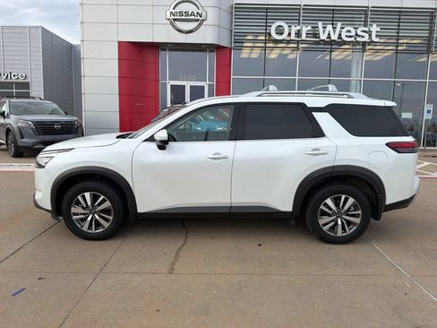 Used 2025 Nissan Pathfinder SL AWD/4WD image 2