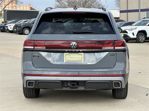 Used 2024 Volkswagen Atlas Peak Edition SE image 4