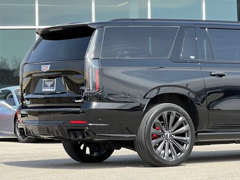 Used 2025 Cadillac Escalade ESV V AWD/4WD image 8