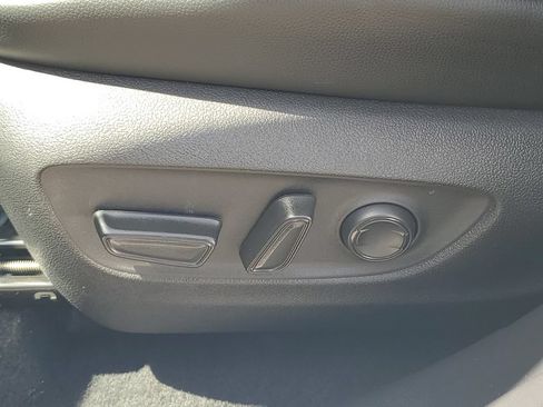 Used 2025 Toyota Highlander XLE FWD image 16