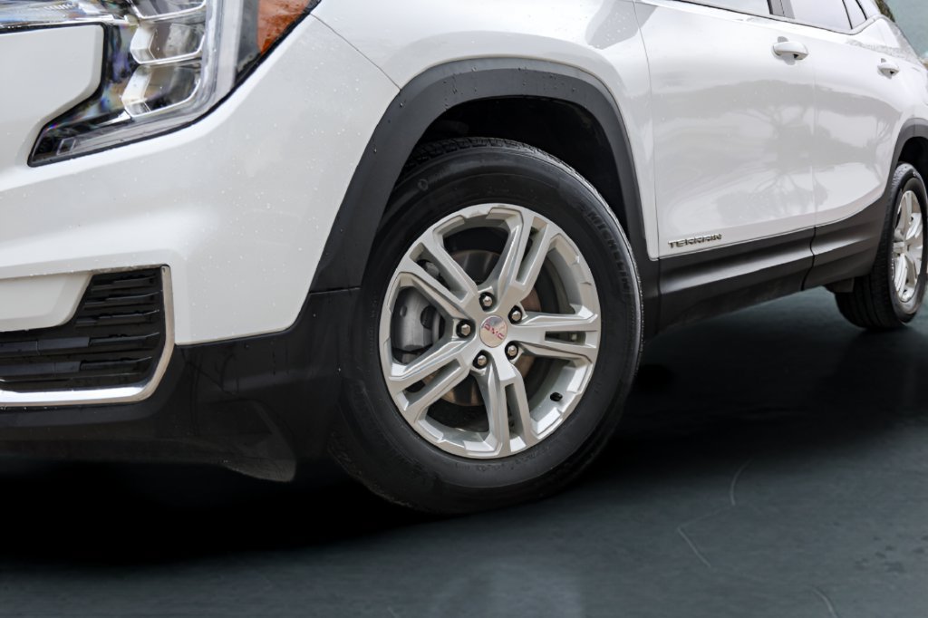Used 2022 GMC Terrain SLE w/ Driver Convenience Package FWD image 3