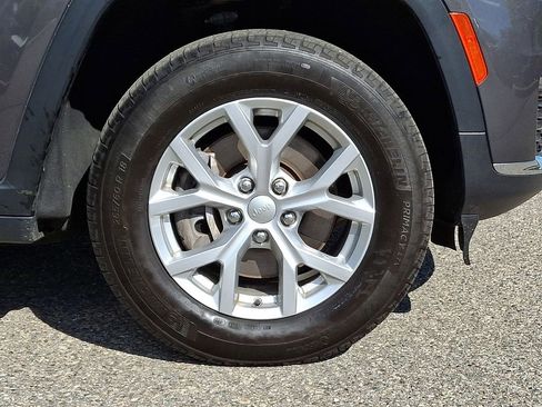 Used 2023 Jeep Grand Cherokee L Limited AWD/4WD image 9