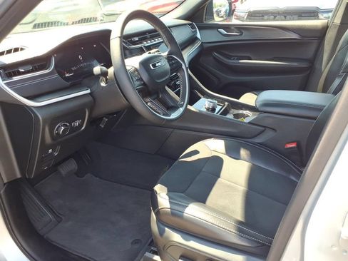 Used 2024 Jeep Grand Cherokee Altitude RWD image 13