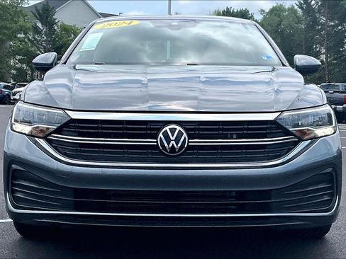 Used 2024 Volkswagen Jetta SE FWD image 3
