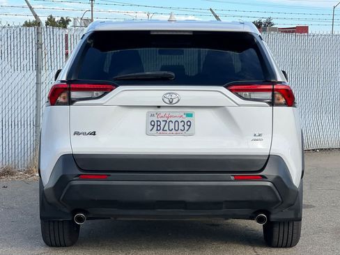 Used 2022 Toyota RAV4 LE AWD/4WD image 4