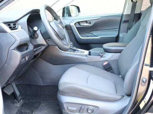 Used 2025 Toyota RAV4 XLE FWD image 22