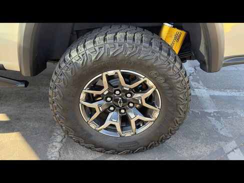Used 2024 Chevrolet Colorado ZR2 w/ Technology Package AWD/4WD image 11