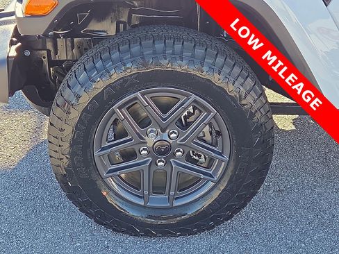 Used 2024 Jeep Gladiator Sport image 7