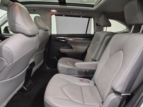 Used 2021 Toyota Highlander Platinum FWD image 17