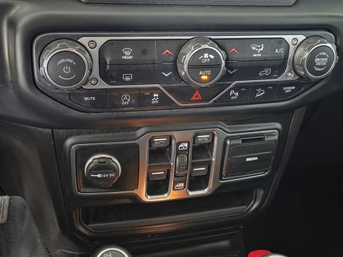 Used 2019 Jeep Wrangler Unlimited Sahara w/ Safety Group AWD/4WD image 18