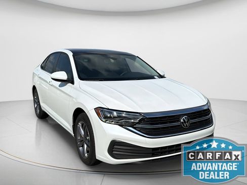 Certified 2024 Volkswagen Jetta SE w/ Panoramic Sunroof Package FWD image 4