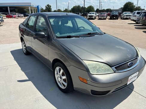 Used 2005 Ford Focus ZX4 Sedan FWD image 8
