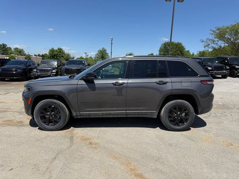 New 2026 Jeep Grand Cherokee Altitude AWD/4WD image 9