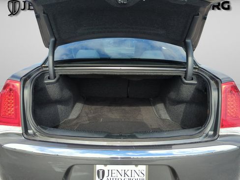 Used 2019 Chrysler 300 Limited RWD image 19
