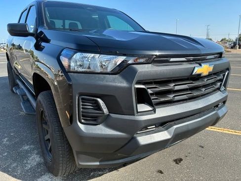 Used 2025 Chevrolet Colorado W/T w/ Advanced Trailering Package AWD/4WD image 7