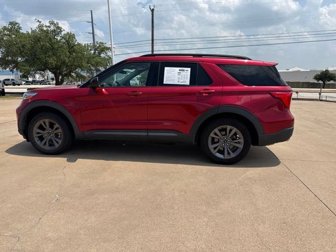 Used 2022 Ford Explorer XLT w/ Equipment Group 202A RWD image 4