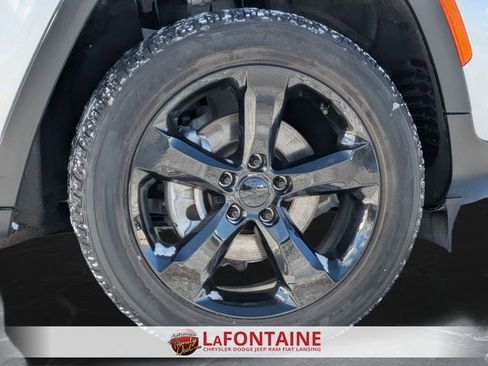 Used 2024 Jeep Grand Cherokee Altitude image 32