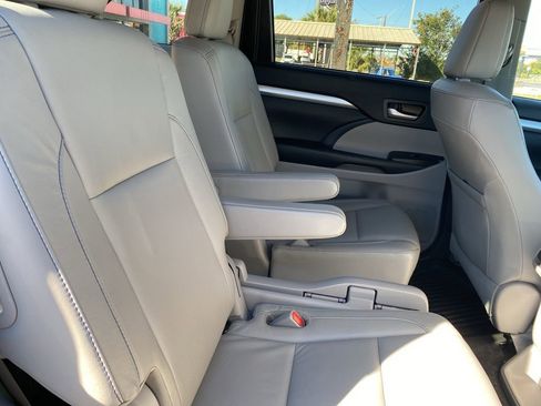 Used 2017 Toyota Highlander SE image 16