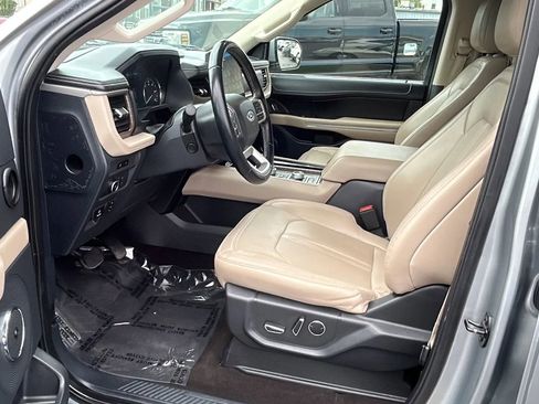 Used 2023 Ford Expedition Limited image 10