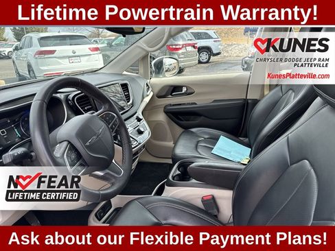 Used 2023 Chrysler Pacifica Touring-L image 12