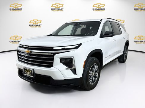 Used 2024 Chevrolet Traverse LT FWD image 3