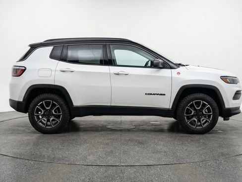 Used 2025 Jeep Compass Trailhawk image 11