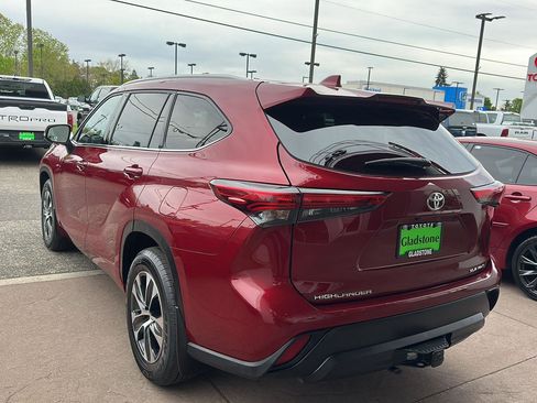 Used 2022 Toyota Highlander XLE AWD/4WD image 4
