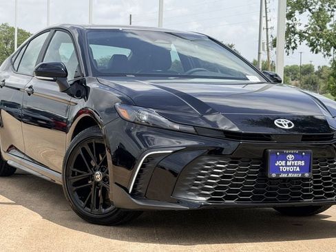 Used 2026 Toyota Camry SE FWD image 2